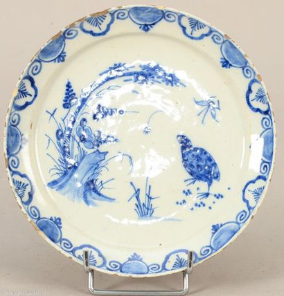 null DELFT, XVIIIe siècle

Assiette en faïence à décor en camaïeu de bleu à la perdrix.

Diam.:...