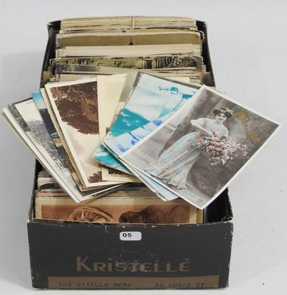A shoebox of mainly old postcards of various...