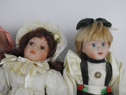 null ENSEMBLE de cinq poupées dont une automate musical, tête en porcelaine, trousseau...