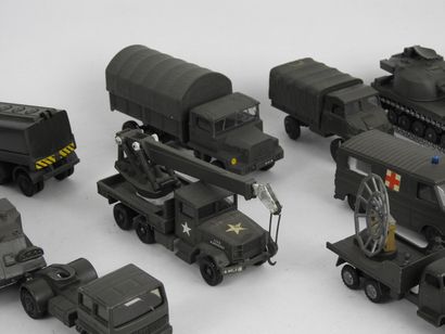 null SOLIDO : Lot de véhicules militaires dont char, lance roquette, camion et divers....