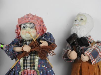 null LOT comprenant : un clown en porcelaine, une poupée Pierre Collings et un couple...