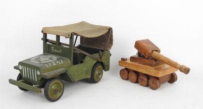 null JOUETS en bois dont Jeep Willys et char. 14 x 23 x 11 cm. Canon Haut.: 10 cm....