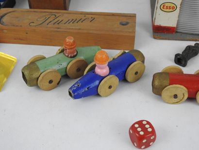null 
LOT comprenant : un jeu Diamino, une boite Stella en bois, un plumier, un garage...
