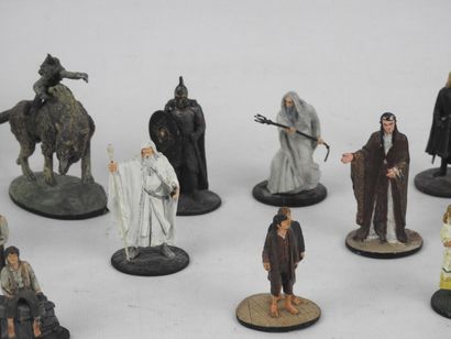 null 
NLP : Lot de 21 figurines en plomb peint personnages du Seigneur des Anneaux...