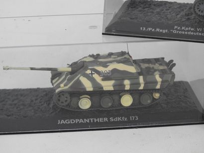 null ATLAS : Lot de quatre chars allemands WW2 dont panzejäger Tiger Elefant, Jagdpanther,...