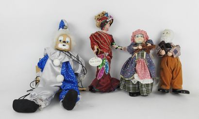 null LOT comprenant : un clown en porcelaine, une poupée Pierre Collings et un couple...