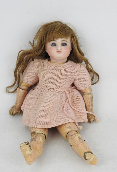  Très jolie poupée française 1880 environ, avec tête en biscuit pressé, bouche fermée,...