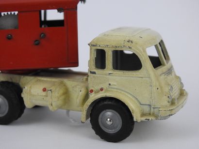 null CIJ Réf. 3-82 : Renault 120Ch, camion – pelle, fonctionnel, crème et rouge,...