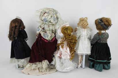 null ENSEMBLE de cinq poupées, tête en porcelaine, trousseau en tissu, élégante en...