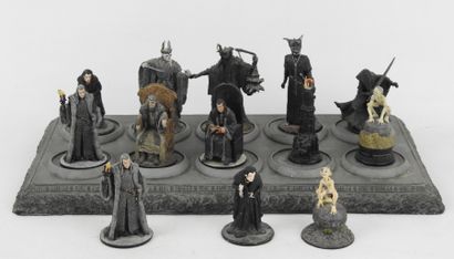 null 
NLP : Lot de 13 figurines en plomb peint personnages du Seigneur des Anneaux...