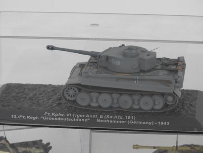 null ATLAS : Lot de quatre chars allemands WW2 dont panzejäger Tiger Elefant, Jagdpanther,...