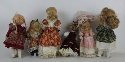 null ENSEMBLE de six poupées, tête en porcelaine, trousseau en tissu, élégante en...