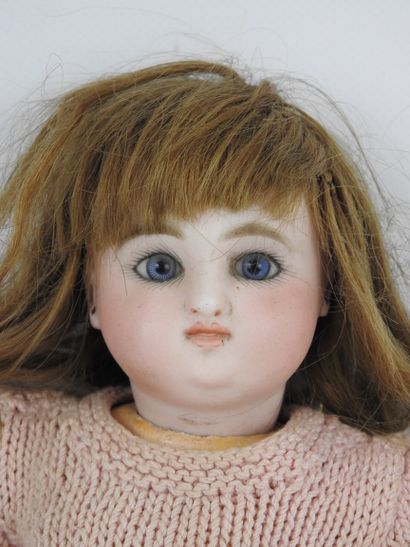  Très jolie poupée française 1880 environ, avec tête en biscuit pressé, bouche fermée,...