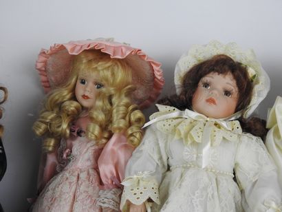 null ENSEMBLE de cinq poupées dont une automate musical, tête en porcelaine, trousseau...