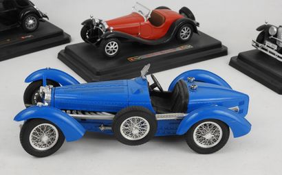 null BURAGO : Trois voitures échelle 1/18 ème dont Citroen 15 cv, Bugatti Type 55...