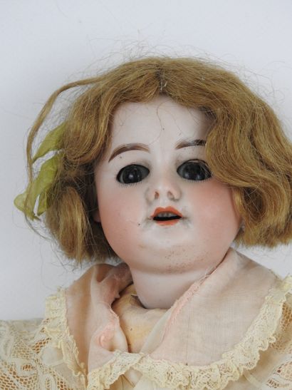 null SFBJ : POUPEE tête porcelaine, yeux dormeurs, bouche ouverte, corps en carton...