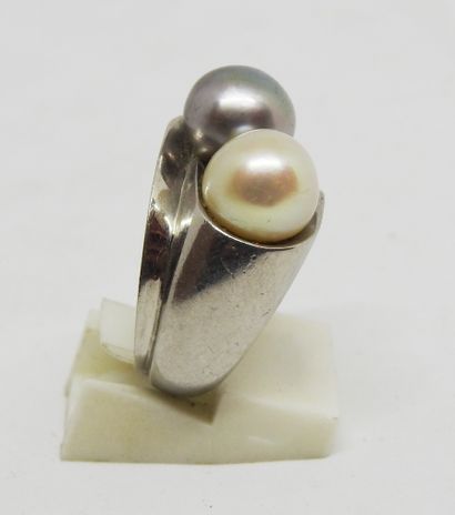 null Raymond Templier (1891-1968)

Bague en platine ornée de de deux perles de culture

Diam...