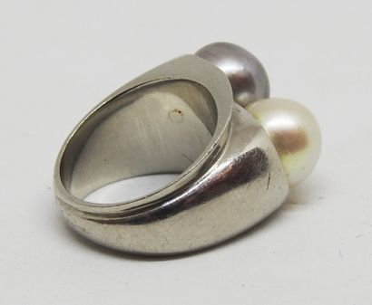 null Raymond Templier (1891-1968)

Bague en platine ornée de de deux perles de culture

Diam...