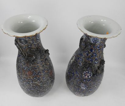 null CHINA - Canton - Early 20th century : A pair of large ovoid vases with poly-lobed...