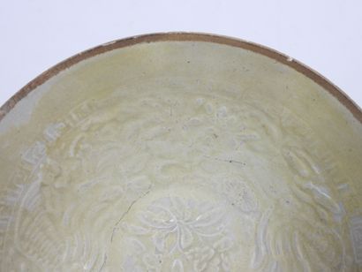 null CHINA - SONG period (960-1279) : Celadon glazed stoneware bowl with moulded...