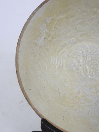 null CHINA - SONG period (960-1279) : Celadon glazed stoneware bowl with moulded...