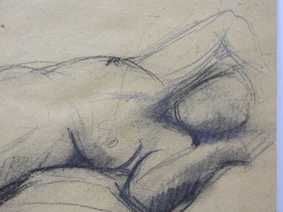 null Marcel HOMS (1910-1995) : Etude de femme nue couchée. Dessin et fusain. Signé...