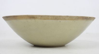 null CHINA - SONG period (960-1279) : Celadon glazed stoneware bowl with moulded...