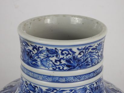 null CHINA - KANGXI PERIOD (1662 - 1722): Large porcelain vase of baluster and twisted...