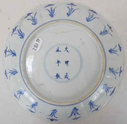 null CHINA - KANGXI period (1662-1722) : A white-blue porcelain plate decorated with...