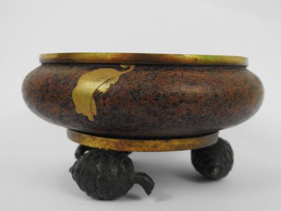 null Porcelain perfume burner imitating the patinated bronze with lacquered decoration...