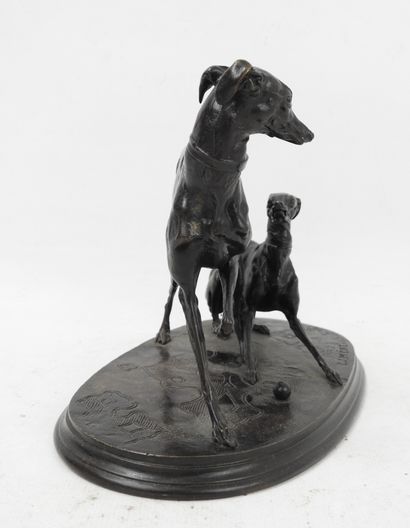null Pierre-Jules MENE (1810-1879) : Dogs playing ball. Bronze group with brown patina....