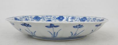 null CHINA - KANGXI period (1662-1722) : A white-blue porcelain plate decorated with...
