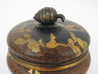 null Porcelain perfume burner imitating the patinated bronze with lacquered decoration...