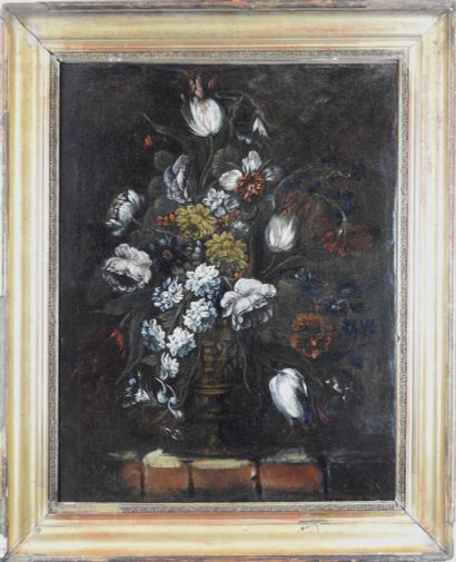 null Ecole ITALIENNE du XVIIIème siècle : Fleurs dans une vasque. Huile sur toile....