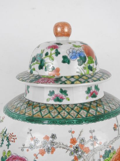 null CHINA - XXth century : A polychrome porcelain covered vase decorated with flowers...