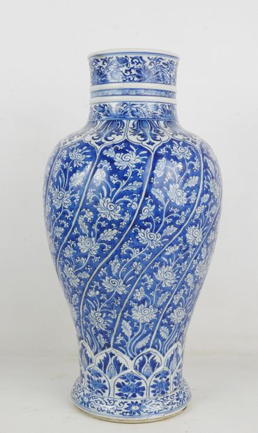 null CHINA - KANGXI PERIOD (1662 - 1722): Large porcelain vase of baluster and twisted...