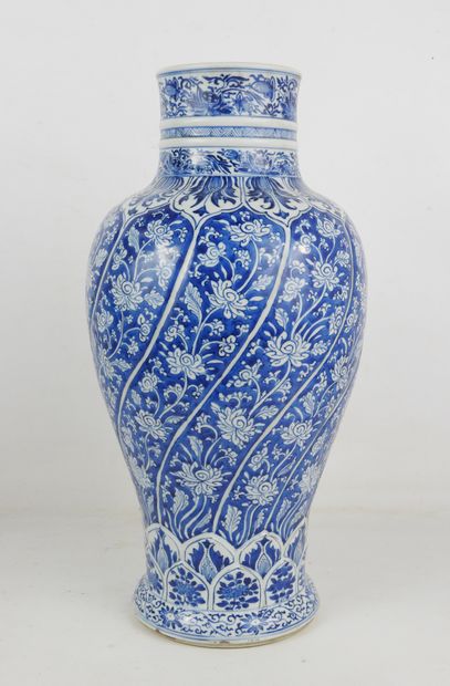 null CHINA - KANGXI PERIOD (1662 - 1722): Large porcelain vase of baluster and twisted...