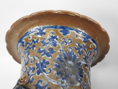 null CHINA - Canton - Early 20th century : A pair of large ovoid vases with poly-lobed...