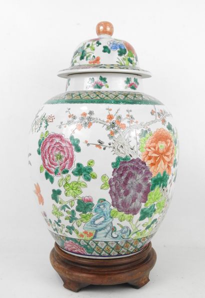 null CHINA - XXth century : A polychrome porcelain covered vase decorated with flowers...