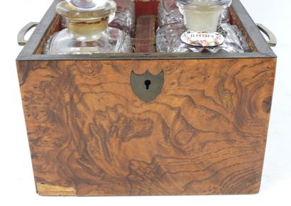 null MAISON GARNESSON - Palais Royal: Liqueur box in burr walnut containing four...