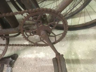 null Vélo BSA très ancien avec frein à tringles et pédalier découpé aux lettres BSA....