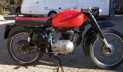null PARILLA - type 175 sport S1

Moto 175 cc culbuté High cames cames hautes)

Boite...