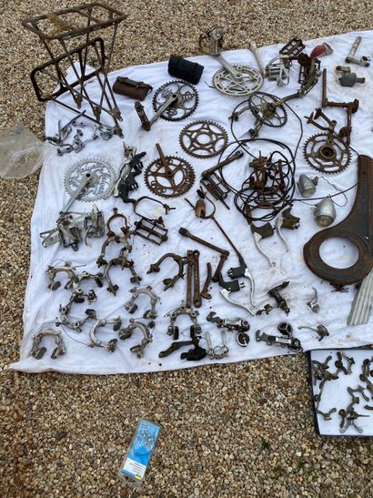 null Intéressant lot de pièces vélos

comprenant pédaliers, dérailleurs (dont Campagnolo),...