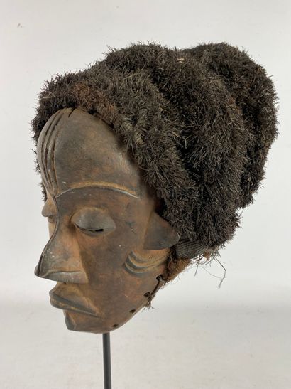null PENDE, Democratic Republic of Congo.

Wood, dark patina, blackened fibres.

Mask...