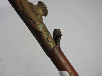 null CHINE.

Très belle et ancienne pipe à opium, le tube en bambou, les embouts...