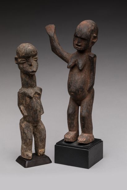 null LOBI, Ivory Coast.

Hard and dense wood, patina of use.

Two altar statuettes...