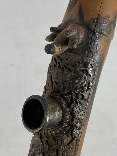 null CHINA.

Old opium pipe, the tube in bamboo, the mouthpieces in bone or ivory....