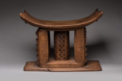 null ASHANTI, Ghana.

Wood, brown patina.

Bia Tika" stool of classical form, four...