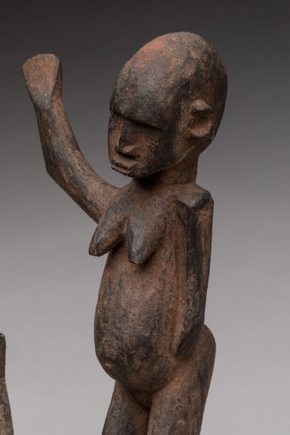 null LOBI, Ivory Coast.

Hard and dense wood, patina of use.

Two altar statuettes...