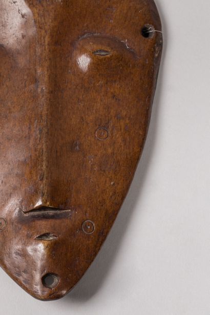 null Mask of rank, LEGA, Democratic Republic of Congo.

Bone with a superb patina.

Size...